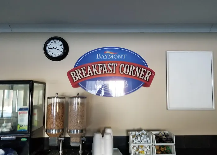 Hotel Baymont By Wyndham Montreal Airport à Dorval